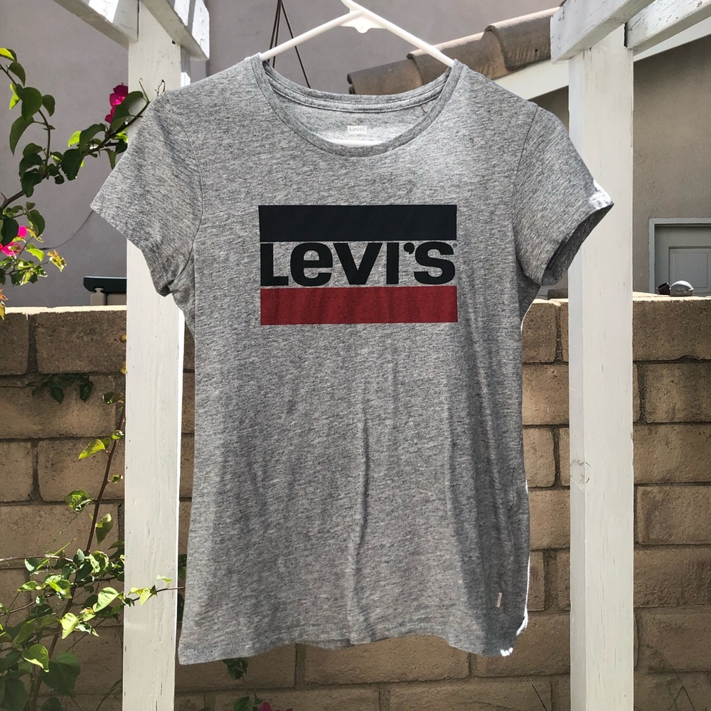 levi’s grey t-shirt